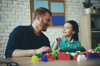Teen kızı oynamaya tek baba
