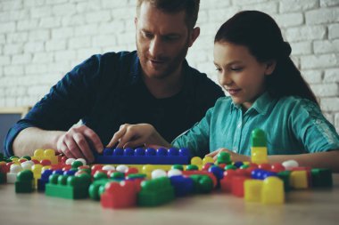 Teen kızı oynamaya tek baba