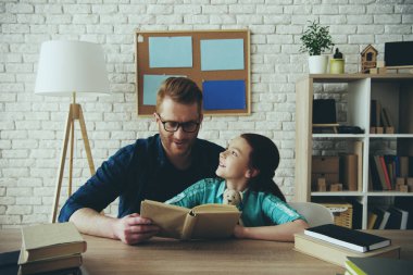 Kırmızı saçlı baba bardaklarda masal okur