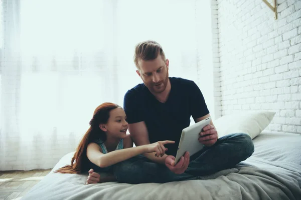 Red haired father and teen daughter are looking — Stock Photo, Image