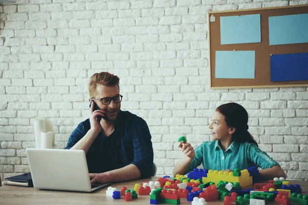 Busy single father works with laptop — Stock Photo, Image