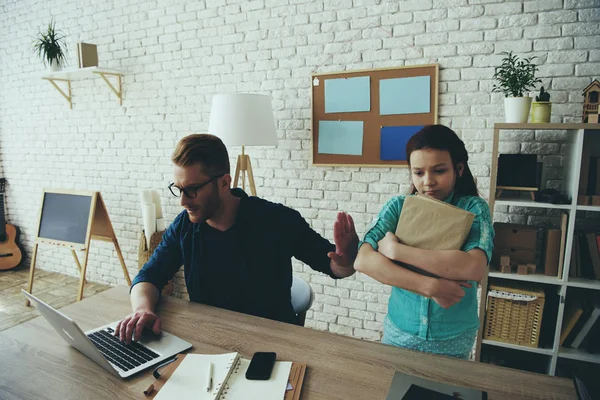 Busy young father refuses to help daughter — Stock Photo, Image