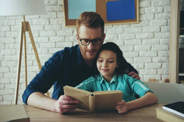 Red haired father in glasses reads fairy tale — Stock Photo, Image