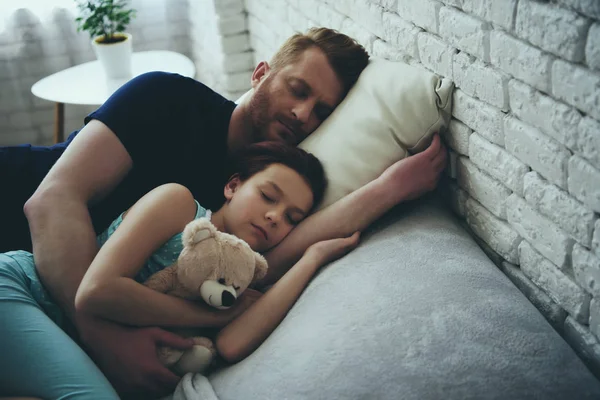 Redhead padre soltero e hija están durmiendo — Foto de Stock