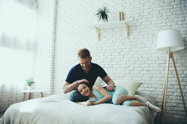 Bekar baba saç kızı okşayarak