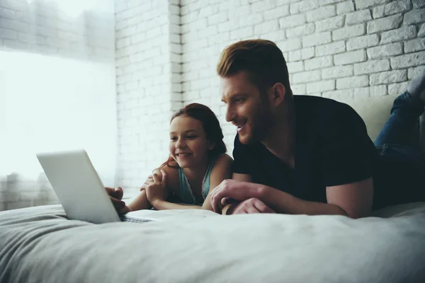 Alleinerziehender Vater und Tochter liegen auf Bett und schauen — Stockfoto