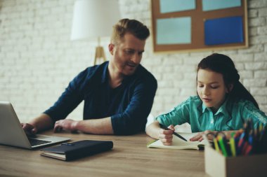 Tek kırmızı saçlı baba iş yaptığı