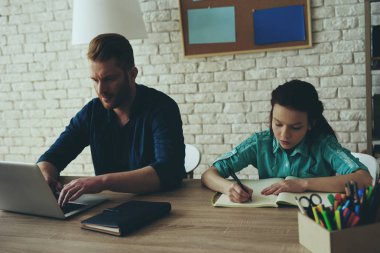 Tek kırmızı saçlı baba iş yaptığı