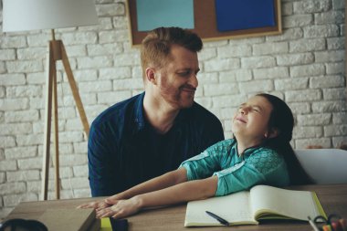 Kırmızı saçlı kız ev ödevi yapmak istiyorum