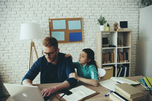 Roodharige tiener meisje afleidt alleenstaande vader — Stockfoto