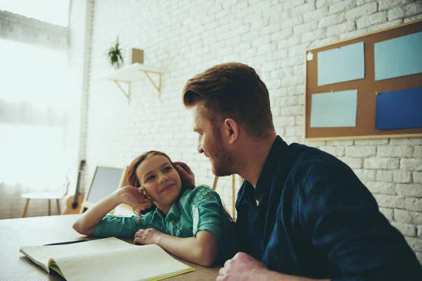 Redheaded father helps teen daughter — Stock Photo, Image