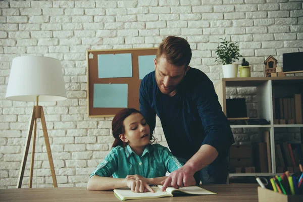 Adulto pai solteiro ajuda a fazer lição de casa para pequeno — Fotografia de Stock