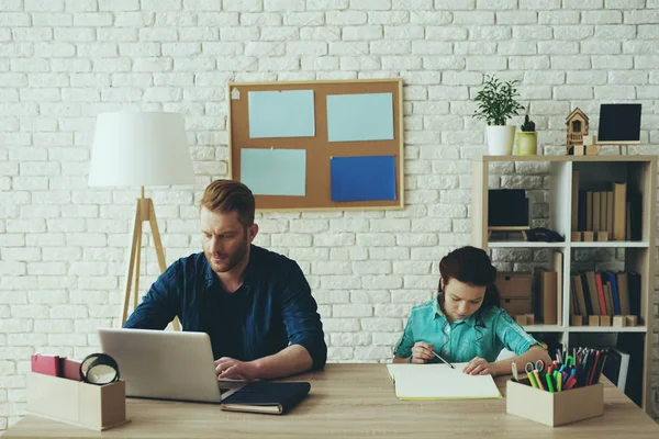 Single red haired father does business — Stock Photo, Image