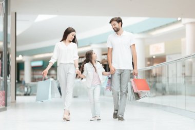 Aile, Baba, anne ve kızı başka bir mağazada alışveriş merkezi için yürüyor.