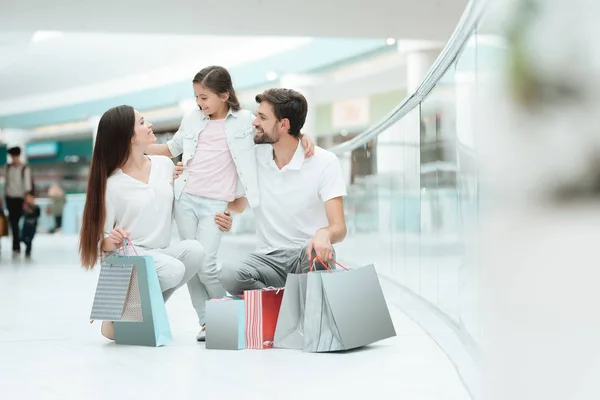 Familie, Vater, Mutter und Tochter sitzen in Einkaufszentrum. — Stockfoto