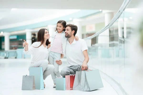 Familie, Vater, Mutter und Tochter sitzen in Einkaufszentrum. — Stockfoto