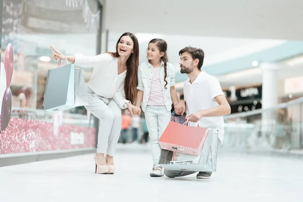 Familie, Vater, Mutter und Tochter gehen zu einem anderen Geschäft in Einkaufszentrum. — Stockfoto
