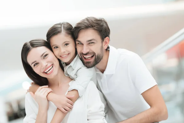 Familia de tres, padre, madre e hija están en el centro comercial . — Foto de Stock