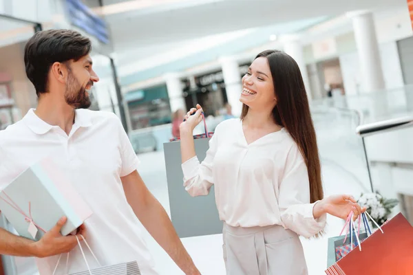 Homem e mulher estão caminhando de uma loja para outra no shopping . — Fotografia de Stock