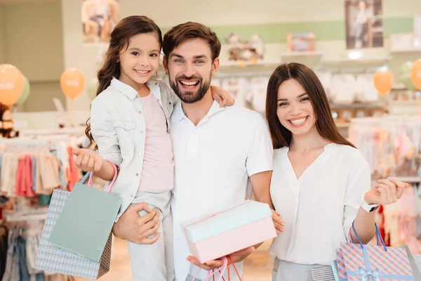 Familia, padre, madre e hija están en la tienda de ropa del centro comercial . — Foto de Stock