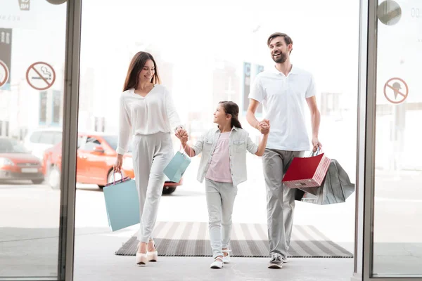 Familie, Vater, Mutter und Tochter betreten Einkaufszentrum. — Stockfoto