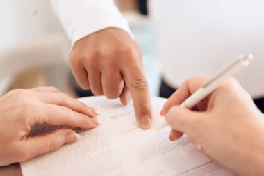 Yakın çekim. Sert erkek el parmak puanla nereye belge üzerinde imza koymak.
