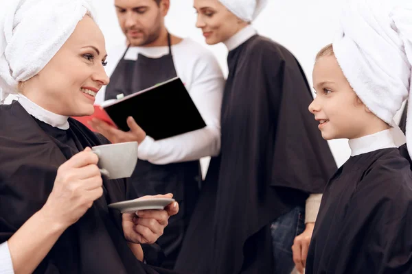 Kleines Mädchen mit Handtuch auf dem Kopf ist mit Großmutter und Mutter im Schönheitssalon. — Stockfoto