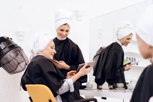 Dos Mujeres Atractivas Con Toallas Cabello Eligen Estilo Peinado Tableta —  Fotos de Stock