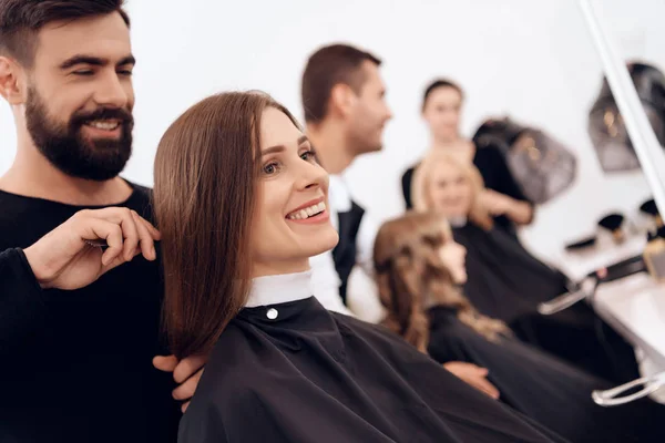 Tres estilistas hacen peinado para mujeres de diferentes edades en peluquería . —  Fotos de Stock