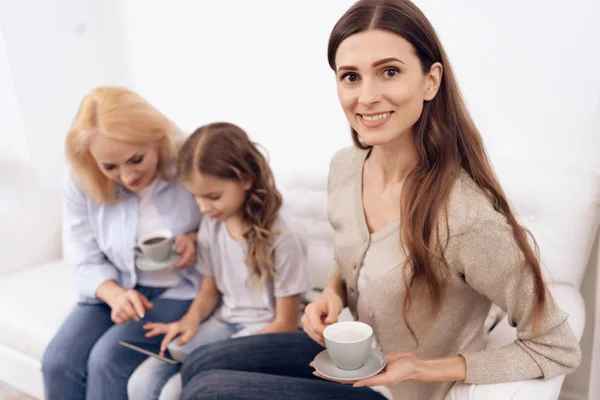 Drei Frauen unterschiedlichen Alters wählen Stil des Haarschnitts in Katalog der Haarschnitte. — Stockfoto