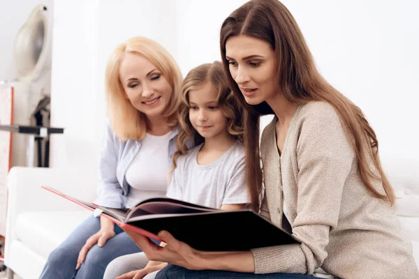 Frauen unterschiedlichen Alters wählen Stil der Frisur in Katalog der Haarschnitte. — Stockfoto