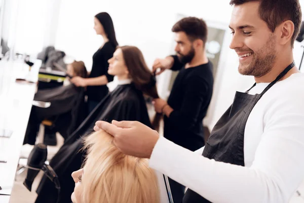 Peluquerías hacen corte de pelo para las mujeres de diferentes categorías de edad en el salón de belleza . —  Fotos de Stock