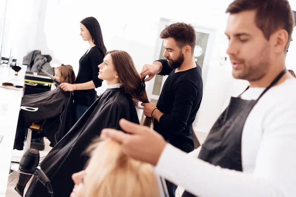 Peluquerías hacen corte de pelo para las mujeres de diferentes categorías de edad en el salón de belleza . —  Fotos de Stock