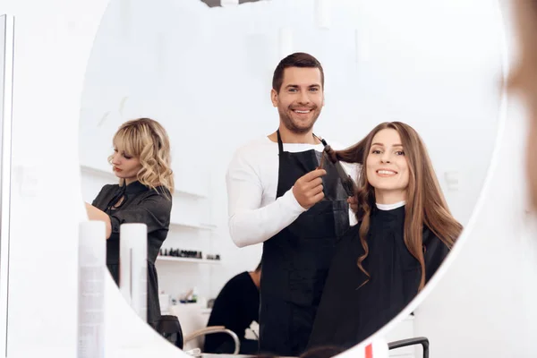 Hairdresser curling dark brown hair of beautiful woman. Woman care about hairstyle. — 스톡 사진