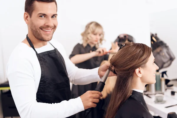 Peluquería rizando pelo castaño de hermosa mujer. Mujer cuidar de peinado . —  Fotos de Stock