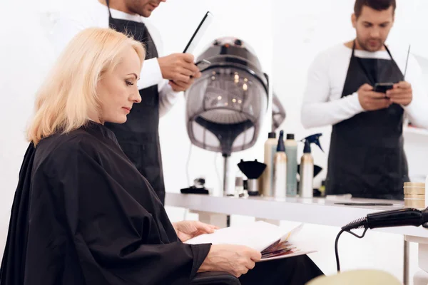 Mujer atractiva madura en pareja con peluquero elegir el estilo para futuros cortes de pelo en el salón de belleza . —  Fotos de Stock