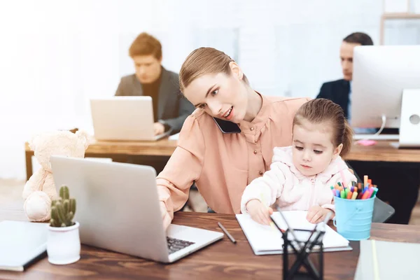 The woman with the child came to work. — Stock Photo, Image