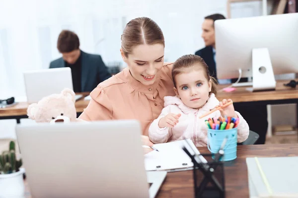 La mujer con el niño vino a trabajar . — Foto de Stock