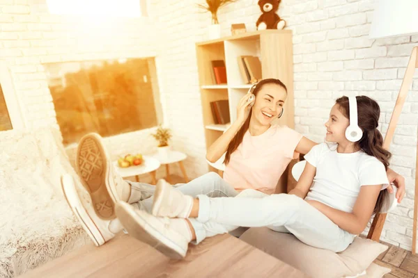 Une femme et une fille se reposent à la maison . — Photo