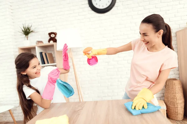 Mom and daughter are cleaning at home. — Stock Photo, Image