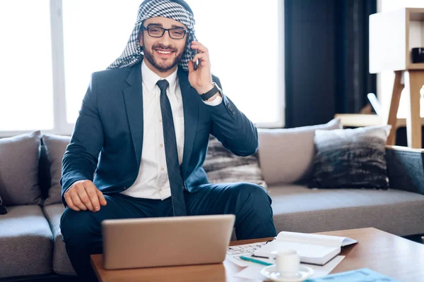 Arabischer Geschäftsmann telefoniert auf Couch im Büro. — Stockfoto
