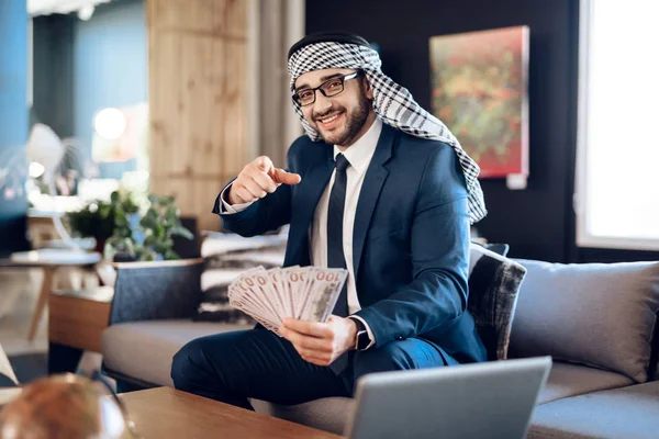 Arabische zakenman tellen van geld op Bank op hotelkamer. — Stockfoto