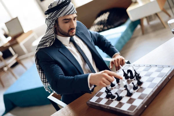 Uomo d'affari arabo a lapton a tavola in camera d'albergo . — Foto Stock