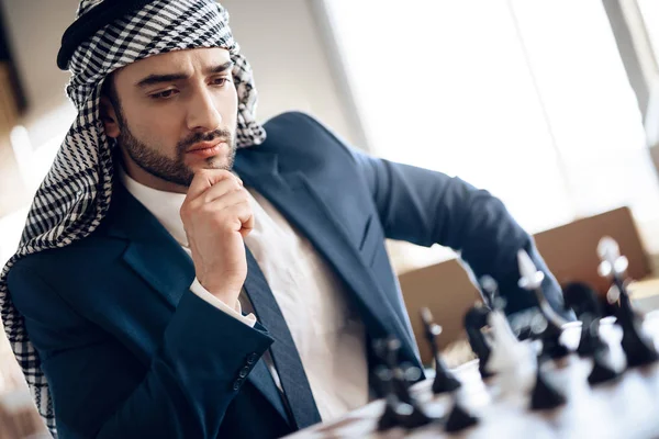 Arabisk affärsman på lapton vid bord på hotellrum. — Stockfoto