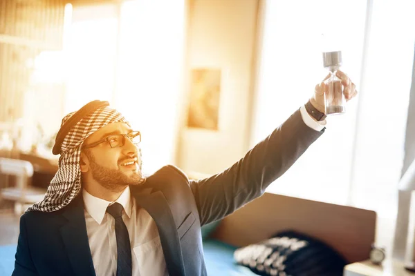 Arabische zakenman op lapton aan tafel op hotelkamer. — Stockfoto