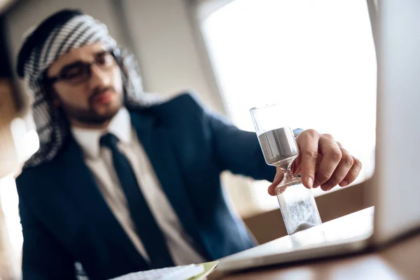 Arabisk affärsman på lapton vid bord på hotellrum. — Stockfoto