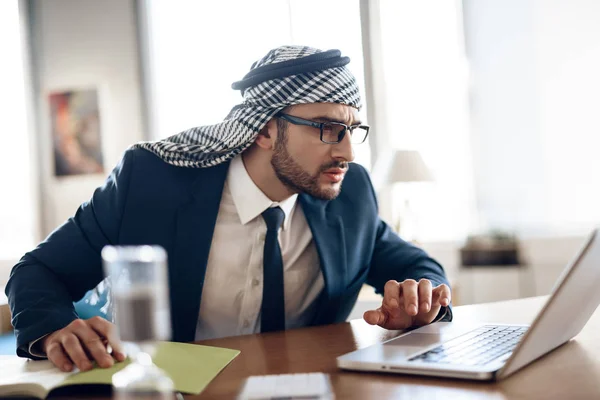 Arabisk affärsman anteckningar vid bord på kontorsrum. — Stockfoto