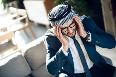 Otel odasında kanepede Arap işadamı vurguladı.