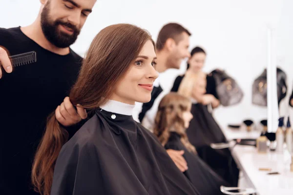 Varios estilistas hacen peinado para mujeres de diferentes edades en el salón de belleza . —  Fotos de Stock