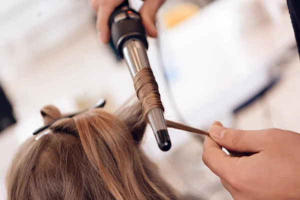 De cerca. Mujer de pelo castaño hace rizar el cabello en el salón de belleza. Peluquero hacer ola de pelo para mujer . —  Fotos de Stock